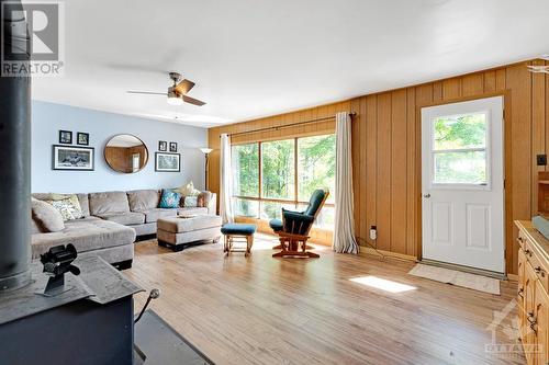 447 Hardwood Ridge Road, Lanark Highlands, ON - Indoor Photo Showing Living Room