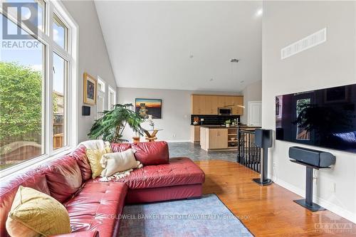 144 Tapadero Avenue, Ottawa, ON - Indoor Photo Showing Living Room