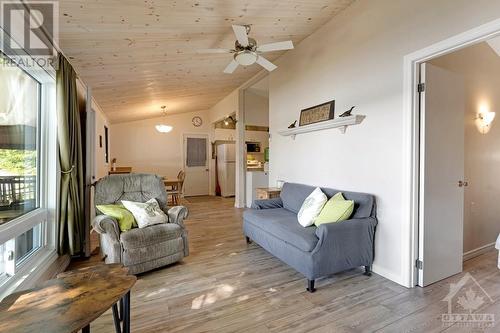 365 Hardwood Ridge Road, Lanark Highlands, ON - Indoor Photo Showing Living Room