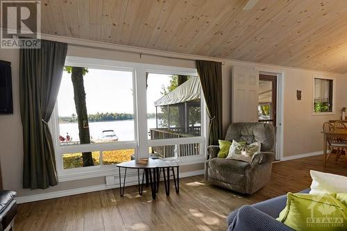 365 Hardwood Ridge Road, Lanark Highlands, ON - Indoor Photo Showing Living Room