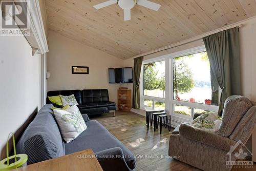 365 Hardwood Ridge Road, Lanark Highlands, ON - Indoor Photo Showing Living Room