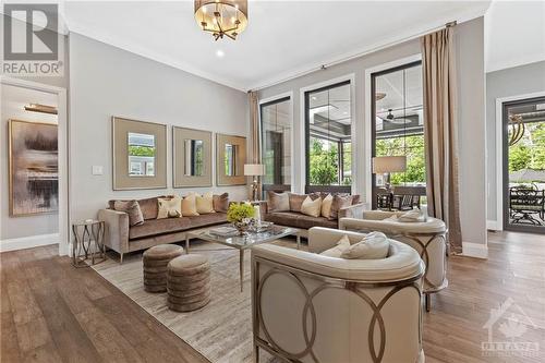 10 Leaver Avenue, Ottawa, ON - Indoor Photo Showing Living Room