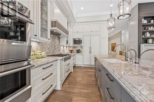 10 Leaver Avenue, Ottawa, ON - Indoor Photo Showing Kitchen With Upgraded Kitchen