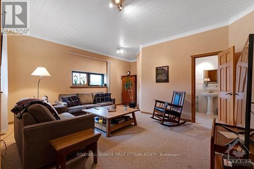 2499 Bathurst Concession 2 Road, Tay Valley, ON - Indoor Photo Showing Living Room