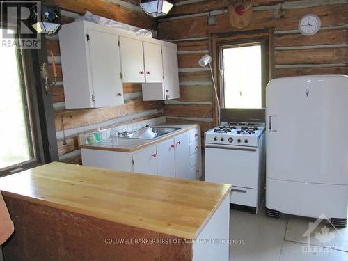 1084C Swaugers Lake Road, North Frontenac (Frontenac North), ON - Indoor Photo Showing Kitchen