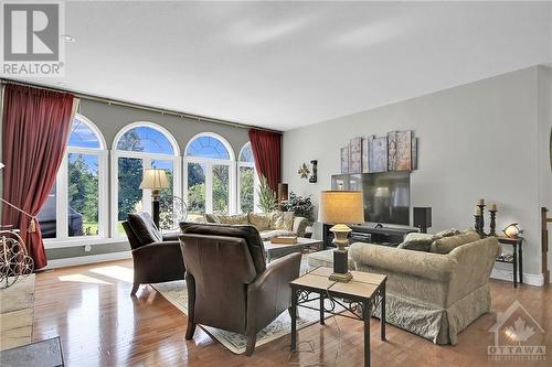 6068 James Bell Drive, Ottawa, ON - Indoor Photo Showing Living Room