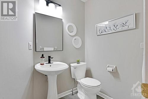 Main floor powder room - 5525 Pettapiece Crescent, Manotick, ON - Indoor Photo Showing Bathroom