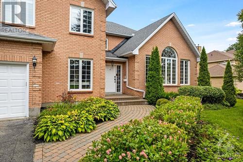 Welcoming interlock front walkway - 5525 Pettapiece Crescent, Manotick, ON - Outdoor