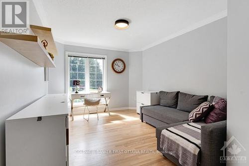 5525 Pettapiece Crescent, Ottawa, ON - Indoor Photo Showing Living Room