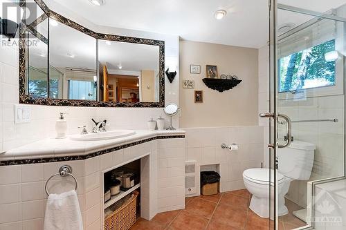 Main floor sparkling white bathroom with glass shower - 150 Dewolfe Street, Ottawa, ON - Indoor Photo Showing Bathroom