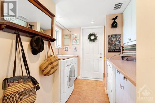 Combined laundry-mud room - 150 Dewolfe Street, Ottawa, ON - Indoor Photo Showing Laundry Room