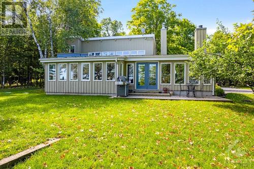 Wall of windows with views overlooking the river - 150 Dewolfe Street, Ottawa, ON - Outdoor