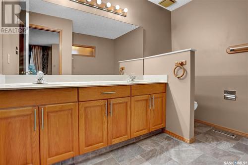 25 2338 Assiniboine Avenue E, Regina, SK - Indoor Photo Showing Bathroom