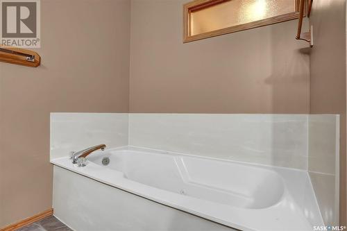 25 2338 Assiniboine Avenue E, Regina, SK - Indoor Photo Showing Bathroom