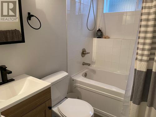 7116 Lakeridge Drive, Vernon, BC - Indoor Photo Showing Bathroom