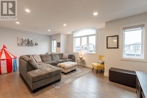 2142 Wateroak Drive, London, ON - Indoor Photo Showing Living Room