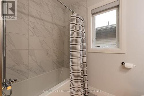 2142 Wateroak Drive, London, ON - Indoor Photo Showing Bathroom