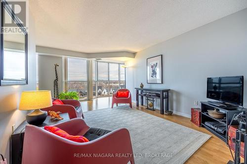 704 - 162 Martindale Road, St. Catharines (453 - Grapeview), ON - Indoor Photo Showing Living Room