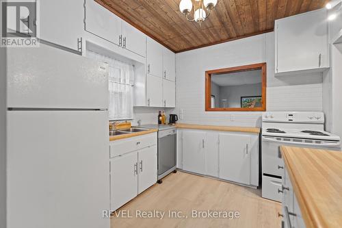 273 Dufferin Street, Fort Erie, ON - Indoor Photo Showing Kitchen With Double Sink