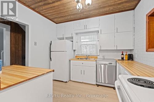 273 Dufferin Street, Fort Erie, ON - Indoor Photo Showing Kitchen With Double Sink