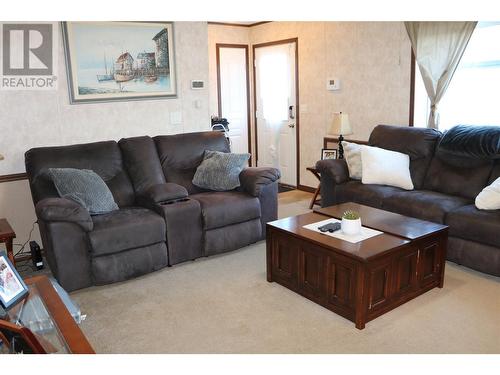 7805 Dallas Drive Unit# 11, Kamloops, BC - Indoor Photo Showing Living Room