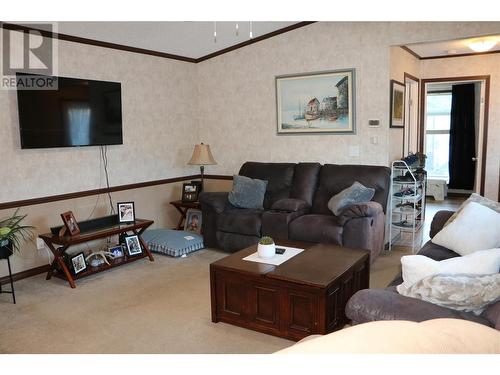 7805 Dallas Drive Unit# 11, Kamloops, BC - Indoor Photo Showing Living Room