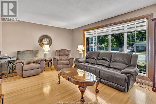 2664 Rivard Avenue, Windsor, ON - Indoor Photo Showing Living Room