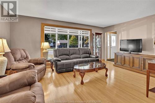 2664 Rivard Avenue, Windsor, ON - Indoor Photo Showing Living Room