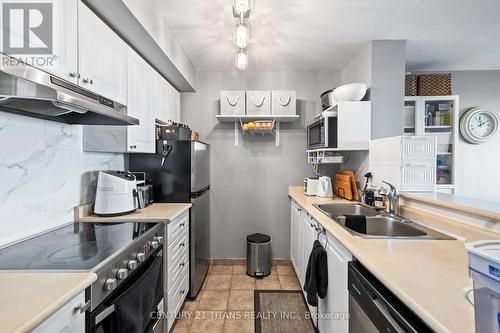 1813 - 1 Lee Centre Drive, Toronto, ON - Indoor Photo Showing Kitchen With Double Sink