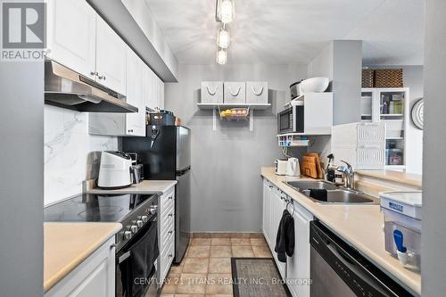 1813 - 1 Lee Centre Drive, Toronto, ON - Indoor Photo Showing Kitchen With Double Sink