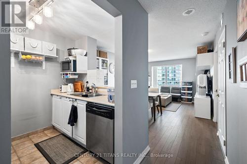 1813 - 1 Lee Centre Drive, Toronto, ON - Indoor Photo Showing Kitchen With Double Sink