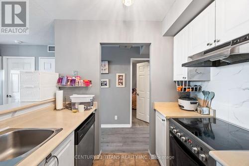 1813 - 1 Lee Centre Drive, Toronto, ON - Indoor Photo Showing Kitchen