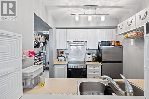 1813 - 1 Lee Centre Drive, Toronto, ON - Indoor Photo Showing Kitchen