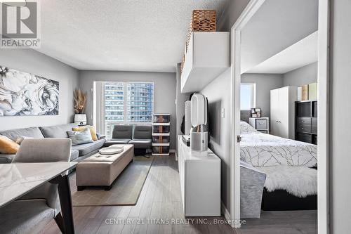 1813 - 1 Lee Centre Drive, Toronto, ON - Indoor Photo Showing Living Room