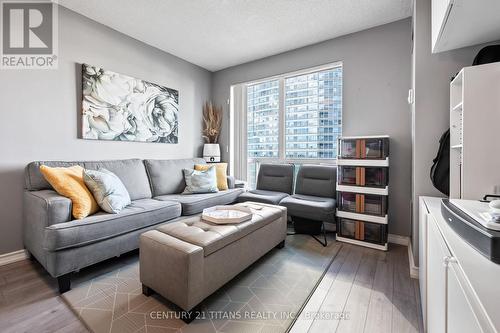 1813 - 1 Lee Centre Drive, Toronto, ON - Indoor Photo Showing Living Room