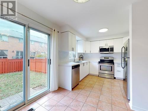 5109 Falconcrest Drive, Burlington, ON - Indoor Photo Showing Kitchen