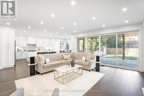 1029 Lorne Park Road, Mississauga, ON - Indoor Photo Showing Living Room