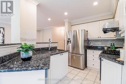 3938 Lacman Trail, Mississauga, ON - Indoor Photo Showing Kitchen