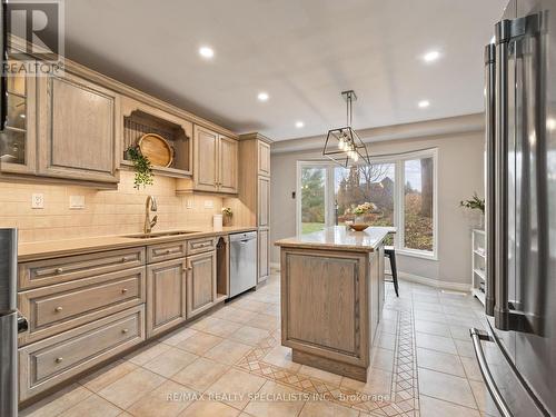 14 Kentmere Grove, Hamilton, ON - Indoor Photo Showing Kitchen With Upgraded Kitchen