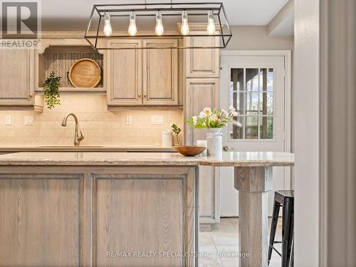 14 Kentmere Grove, Hamilton, ON - Indoor Photo Showing Kitchen