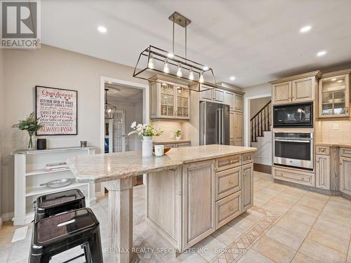 14 Kentmere Grove, Hamilton, ON - Indoor Photo Showing Kitchen With Upgraded Kitchen