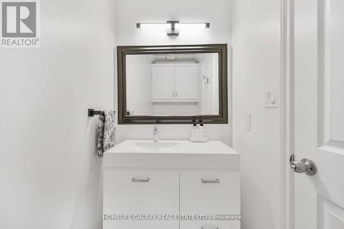 6870 Imperial Court, Niagara Falls, ON -  Photo Showing Bathroom