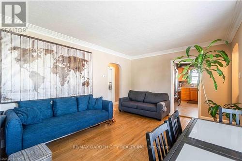 92 Currie Street, St. Catharines, ON - Indoor Photo Showing Living Room