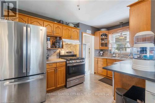 92 Currie Street, St. Catharines, ON - Indoor Photo Showing Kitchen