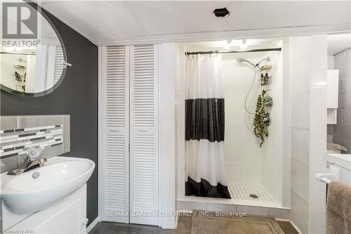 92 Currie Street, St. Catharines, ON - Indoor Photo Showing Bathroom