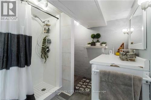 92 Currie Street, St. Catharines, ON - Indoor Photo Showing Bathroom