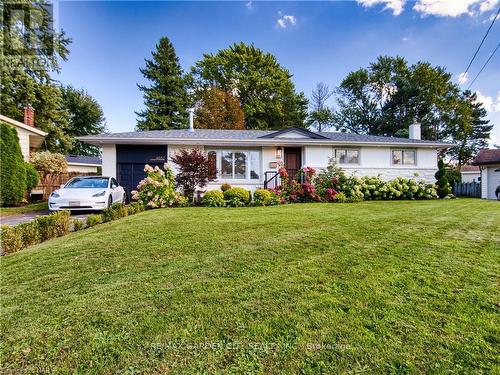 4652 Queensway Gardens, Niagara Falls, ON - Outdoor With Facade