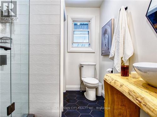 4652 Queensway Gardens, Niagara Falls, ON - Indoor Photo Showing Bathroom