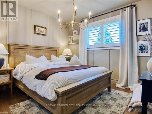 4652 Queensway Gardens, Niagara Falls, ON - Indoor Photo Showing Bedroom