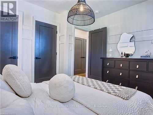 4652 Queensway Gardens, Niagara Falls, ON - Indoor Photo Showing Bedroom